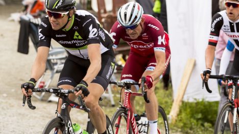 UTE AV SPILL: Edvald Boasson Hagen(tv) og Alexander Kristoff fanget midt i høvedfeltet. Foto: Ned Alley / NTB scanpix