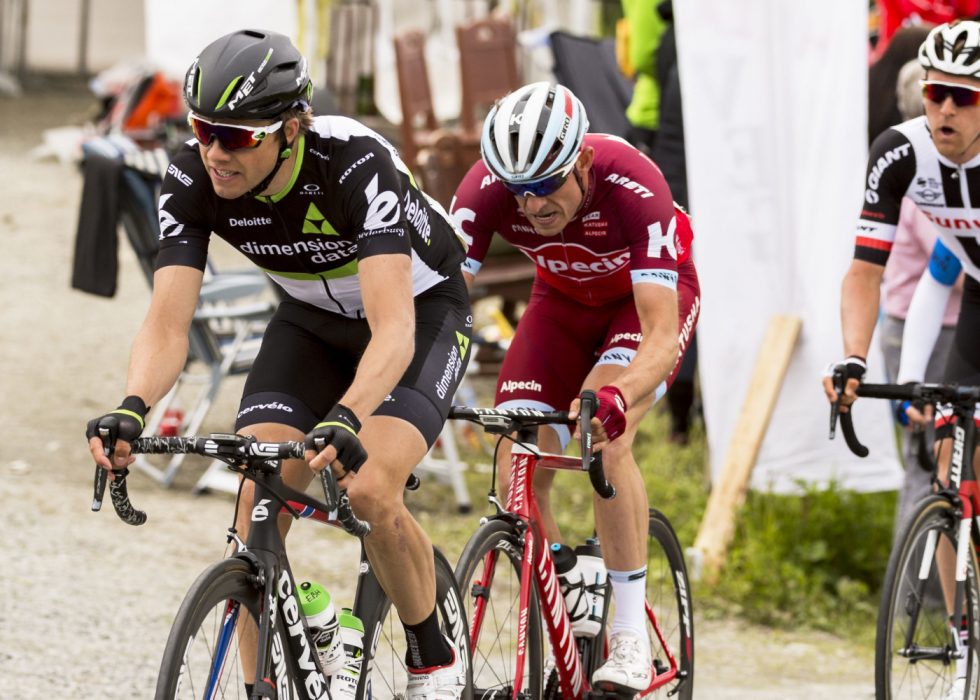 UTE AV SPILL: Edvald Boasson Hagen(tv) og Alexander Kristoff fanget midt i høvedfeltet. Foto: Ned Alley / NTB scanpix