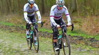 TO BLAD SAGAN: I hver sin mestertøye. Her fra Arenbergskogen under opptakten til årets Paris - Roubaix. Foto: Tim de Waele