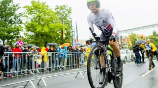 ÅPNET BRA: Edvald Boasson Hagen (Team Dimension Data) sykler bort til startstreken før den 14 km lange tempo-etappen i Tour de France i Düsseldorf lørdag. Foto: Vegard Wivestad Grøtt / NTB scanpix