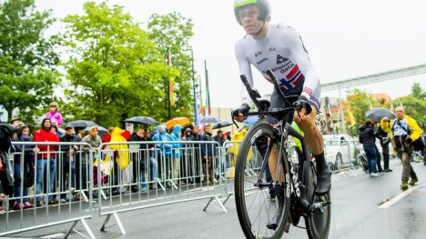 ÅPNET BRA: Edvald Boasson Hagen (Team Dimension Data) sykler bort til startstreken før den 14 km lange tempo-etappen i Tour de France i Düsseldorf lørdag. Foto: Vegard Wivestad Grøtt / NTB scanpix