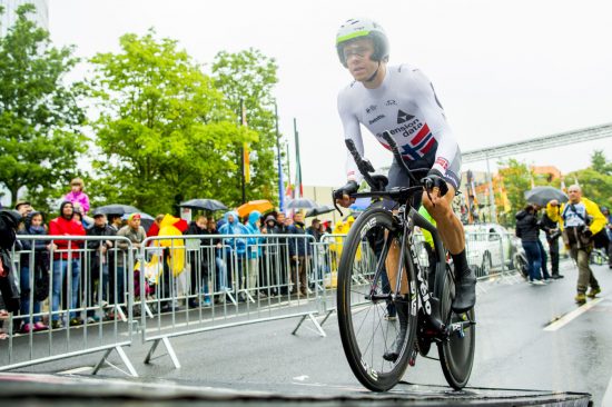 ÅPNET BRA: Edvald Boasson Hagen (Team Dimension Data) sykler bort til startstreken før den 14 km lange tempo-etappen i Tour de France i Düsseldorf lørdag. Foto: Vegard Wivestad Grøtt / NTB scanpix
