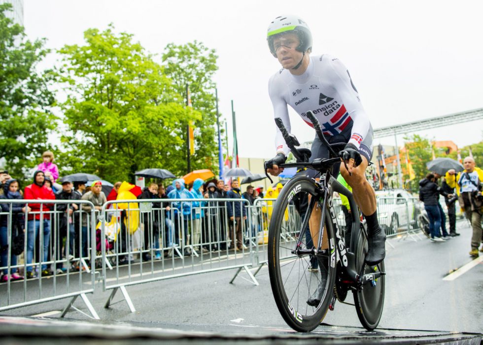 ÅPNET BRA: Edvald Boasson Hagen (Team Dimension Data) sykler bort til startstreken før den 14 km lange tempo-etappen i Tour de France i Düsseldorf lørdag. Foto: Vegard Wivestad Grøtt / NTB scanpix