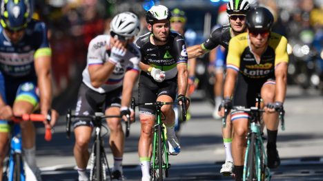 UTE AV TOUREN: Mark Cavendish har pådratt seg et brudd i skulderbladet. AFP PHOTO / Jeff PACHOUD