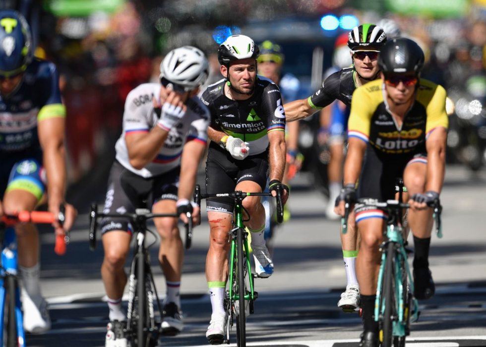 UTE AV TOUREN: Mark Cavendish har pådratt seg et brudd i skulderbladet. AFP PHOTO / Jeff PACHOUD