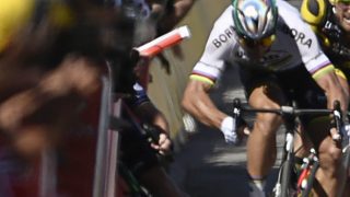 DISKET: Peter Sagan kastes ut av årets Tour de France ette denne manøveren. Foto: AP Photo/Christophe Ena