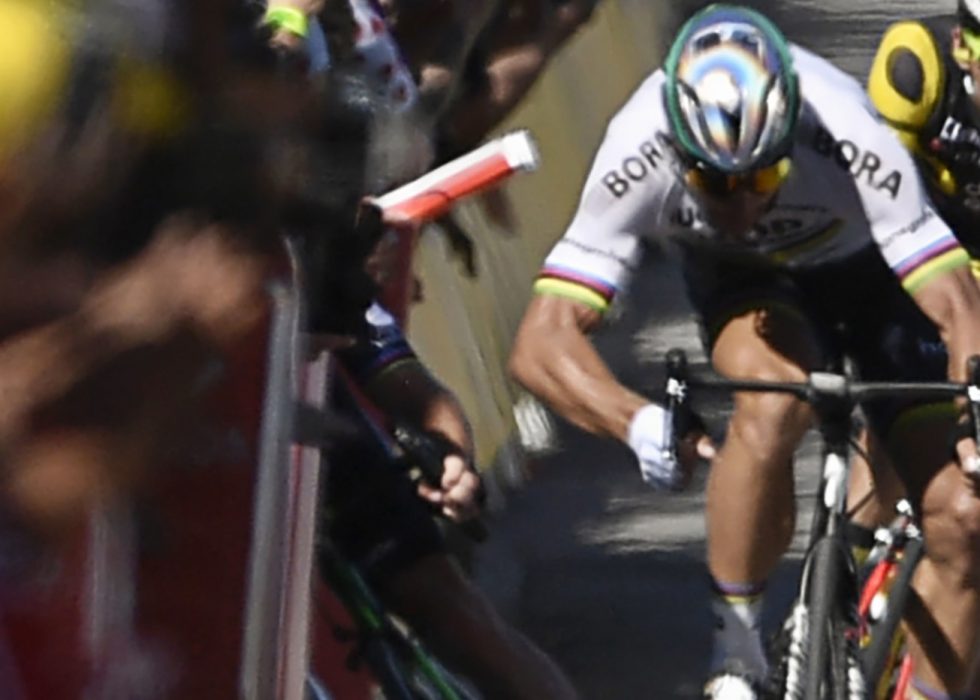 DISKET: Peter Sagan kastes ut av årets Tour de France ette denne manøveren. Foto: AP Photo/Christophe Ena