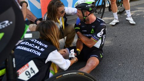 BRUKKET SKULDER: Mark Cavendish må stå av årets Tour de France. Foto: AFP PHOTO / POOL / STEPHANE MANTEY