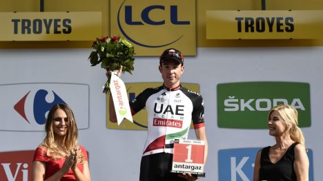 KYSS OG KLEM: Vegard Stake Laengen på podiet i Troyes etter å ha blitt kåret til etappens mest offensive rytter. Foto: / AFP PHOTO / Jeff PACHOUD