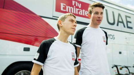 SAMMEN I KAMP: Louis Meintjes fra Sør-Arfrika (UAE Team Emirates) og lagkamerat Vegard Stake Laengen (t.h.). Foto: Vegard Wivestad Grøtt / NTB scanpix