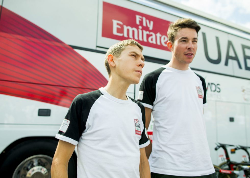SAMMEN I KAMP: Louis Meintjes fra Sør-Arfrika (UAE Team Emirates) og lagkamerat Vegard Stake Laengen (t.h.). Foto: Vegard Wivestad Grøtt / NTB scanpix