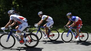 FIKK DET TUNGT: Mickael Delage og Ignatas Konovalovas hjalp Arnaud Démare gjennom store deler av lørdagens Tour-etappe. / AFP PHOTO / Lionel BONAVENTURE