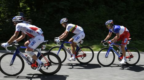 FIKK DET TUNGT: Mickael Delage og Ignatas Konovalovas hjalp Arnaud Démare gjennom store deler av lørdagens Tour-etappe. / AFP PHOTO / Lionel BONAVENTURE