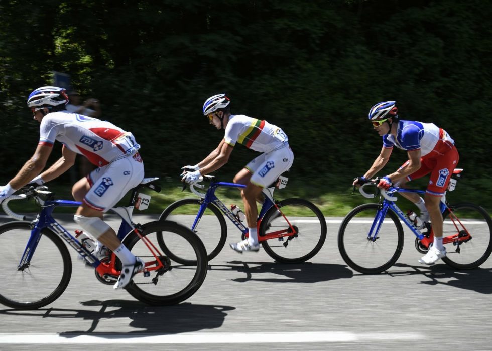 FIKK DET TUNGT: Mickael Delage og Ignatas Konovalovas hjalp Arnaud Démare gjennom store deler av lørdagens Tour-etappe. / AFP PHOTO / Lionel BONAVENTURE