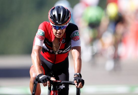 STYGT SKADET: RIchie Porte veltet stygt på den niende etappen. Foto: REUTERS/Christian Hartmann