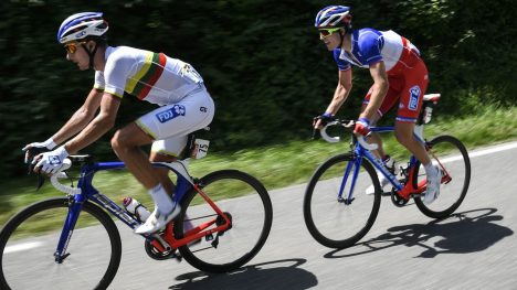 UTE: Ignatas Konovalovas og Arnaud Démare på lørdagens etappe. På søndagens niende etappe maktet de ikke å komme innenfor tidslimiten. / AFP PHOTO / Lionel BONAVENTURE