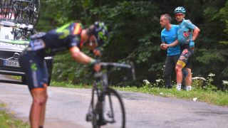 BLODIG: Alexey Lutsenko har akkurat fått en hjelpende hånd ut av skogen
