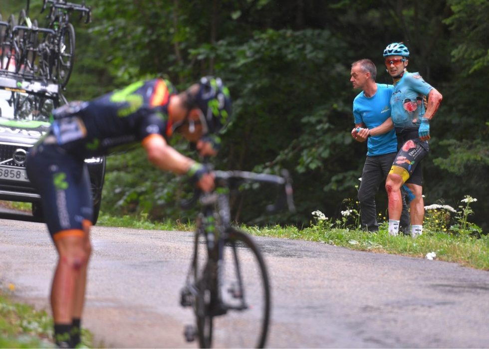 BLODIG: Alexey Lutsenko har akkurat fått en hjelpende hånd ut av skogen