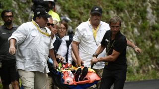 PÅ VEI INN I AMBULANSEN: Richie Porte fraktes vekk fra der han veltet. Foto: AFP PHOTO / PHILIPPE LOPEZ