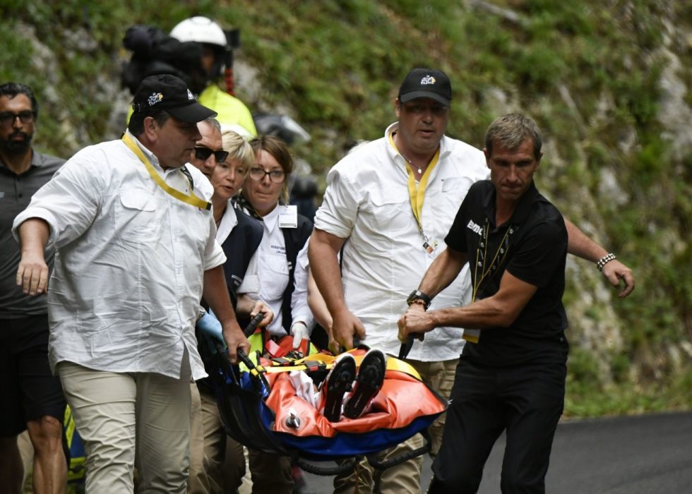 PÅ VEI INN I AMBULANSEN: Richie Porte fraktes vekk fra der han veltet. Foto: AFP PHOTO / PHILIPPE LOPEZ