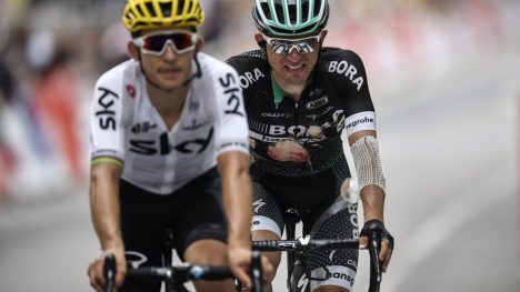 MAJKA: Får hjelp av landsmannen Kwiatkowski over målstreken. Foto: AFP PHOTO / Jeff PACHOUD