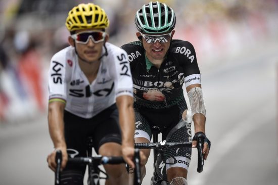 MAJKA: Får hjelp av landsmannen Kwiatkowski over målstreken. Foto: AFP PHOTO / Jeff PACHOUD