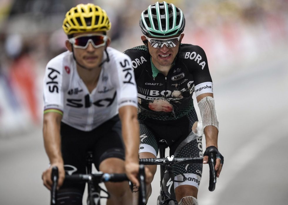 MAJKA: Får hjelp av landsmannen Kwiatkowski over målstreken. Foto: AFP PHOTO / Jeff PACHOUD