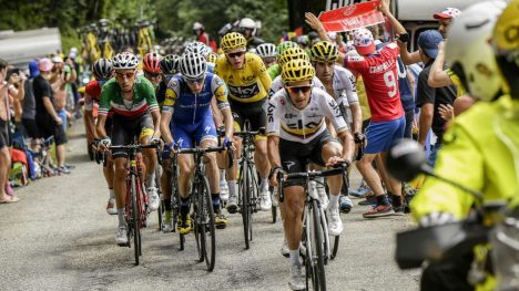 RIVALER: Fabio Aru (til venstre) og Chris Froome (i gult) kjemper om Tour de France-seieren. De hadde en nesten-ulykke i går som flere hevdet var Froomes hevn mot Aru etter italienerens angrep da Froome slet med sykkelen sin. Foto: AFP PHOTO / PHILIPPE LOPEZ