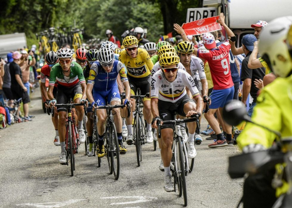 RIVALER: Fabio Aru (til venstre) og Chris Froome (i gult) kjemper om Tour de France-seieren. De hadde en nesten-ulykke i går som flere hevdet var Froomes hevn mot Aru etter italienerens angrep da Froome slet med sykkelen sin. Foto: AFP PHOTO / PHILIPPE LOPEZ