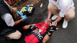 STYGGE SCENER: Richie Porte gikk stygt i bakken på søndagens etappe. Foto: REUTERS/Benoit Tessier