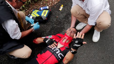 STYGGE SCENER: Richie Porte gikk stygt i bakken på søndagens etappe. Foto: REUTERS/Benoit Tessier