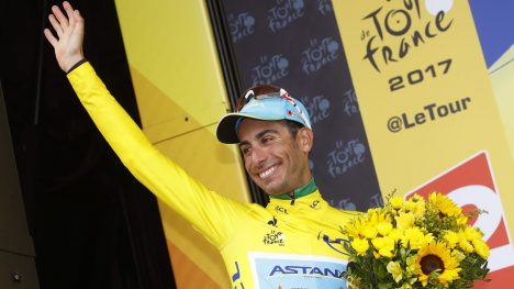 FØRSTE GULE TRØYE: Fabio Aru mottok ledertrøya i Tour de France for første gang