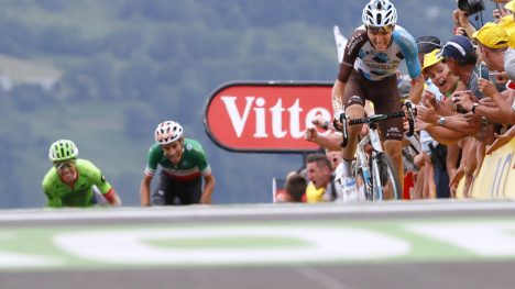 DEN LILLE FORSKJELLEN: Romain Bardet ble ikke straffet i går