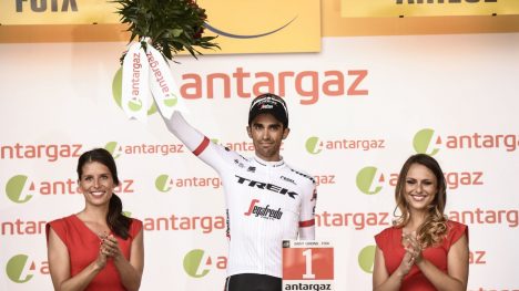 MEST AGGRESSIVE: Alberto Contador med det synlige beviset på at han ble kåret til etappens mest aggressive rytter. Foto: / AFP PHOTO / Jeff PACHOUD