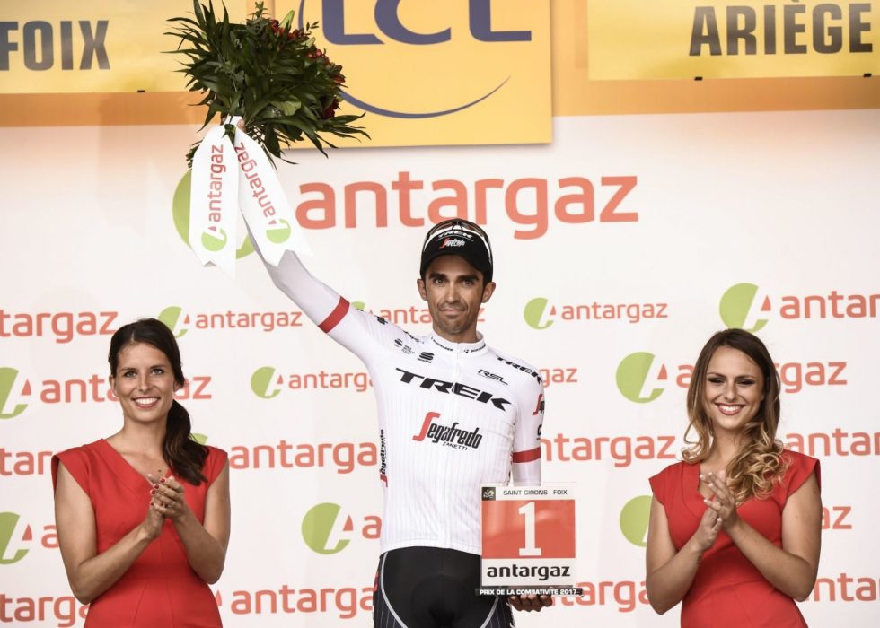 MEST AGGRESSIVE: Alberto Contador med det synlige beviset på at han ble kåret til etappens mest aggressive rytter. Foto: / AFP PHOTO / Jeff PACHOUD