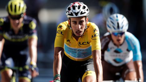 MISTET GULT: En sliten Fabio Aru krysset målstreken i Rodez etter å ha mistet ledertrøyen til Chris Froome. REUTERS/Benoit Tessier