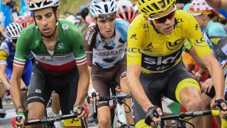 TOPP TRE: Chris Froome sykler i gult etter fjorten etapper. Astanas Fabio Aru er kun 18 sekunder bak. AG2R-kaptein Romain Bardet følger som tredjemann. Foto: AFP PHOTO / POOL / BERNARD PAPON