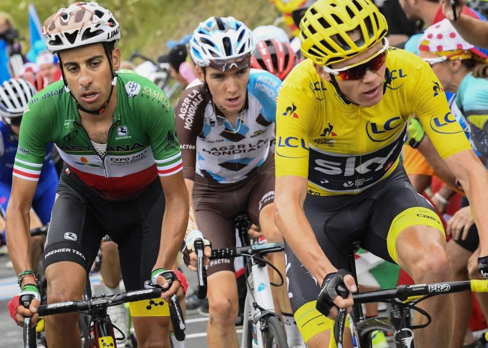 TOPP TRE: Chris Froome sykler i gult etter fjorten etapper. Astanas Fabio Aru er kun 18 sekunder bak. AG2R-kaptein Romain Bardet følger som tredjemann. Foto: AFP PHOTO / POOL / BERNARD PAPON
