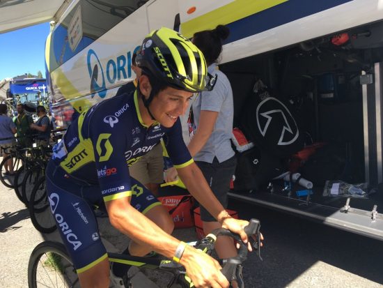 TØFF TID: Esteban Chaves sørget over tapet av en nær venn mens han kjemper seg til Paris i Tour de France. FOTO: procycling.no.