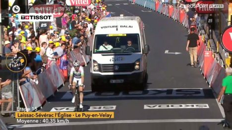 MCLAY OG KOSTEBILEN: Med denne prestasjonen overtok Dan McLay plassen som Lanterne rouge - feltets dårligst plasserte rytter i sammendraget etter den 15.-etappen av Tour de France. FOTO: Skjermdump fra Eursport Player/Eurosport Norge