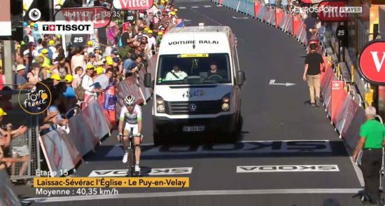 MCLAY OG KOSTEBILEN: Med denne prestasjonen overtok Dan McLay plassen som Lanterne rouge - feltets dårligst plasserte rytter i sammendraget etter den 15.-etappen av Tour de France. FOTO: Skjermdump fra Eursport Player/Eurosport Norge
