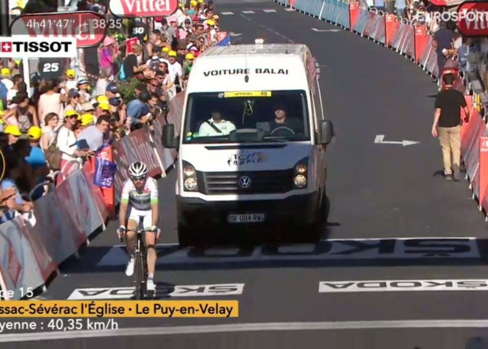 MCLAY OG KOSTEBILEN: Med denne prestasjonen overtok Dan McLay plassen som Lanterne rouge - feltets dårligst plasserte rytter i sammendraget etter den 15.-etappen av Tour de France. FOTO: Skjermdump fra Eursport Player/Eurosport Norge