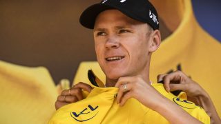 TOUREN AVGJØRES: Med to etapper Alpene kan avgjørelsen i kampen om gult falle. AFP PHOTO / Lionel BONAVENTURE