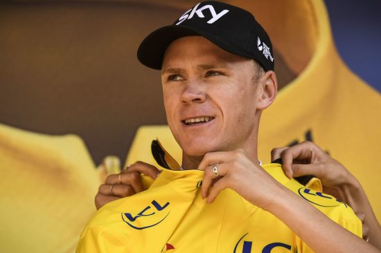 TOUREN AVGJØRES: Med to etapper Alpene kan avgjørelsen i kampen om gult falle. AFP PHOTO / Lionel BONAVENTURE
