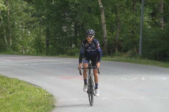 IKKE I TETEN: Katrine Aalerud strevde opp Col d'Izoard i torsdagens La Course. FOTO: procycling.no