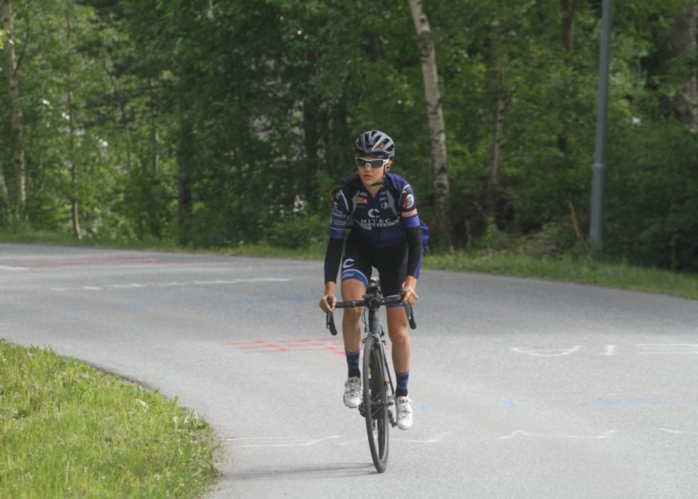 IKKE I TETEN: Katrine Aalerud strevde opp Col d'Izoard i torsdagens La Course. FOTO: procycling.no