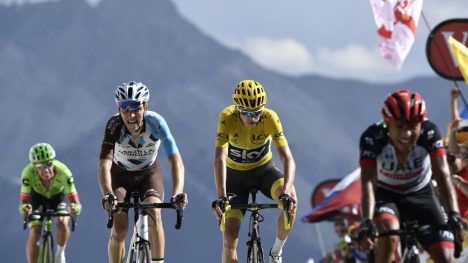 ANGREP HVERANDRE: Favorittene fulgte hverandre tett på col du Izoard. AFP PHOTO / PHILIPPE LOPEZ