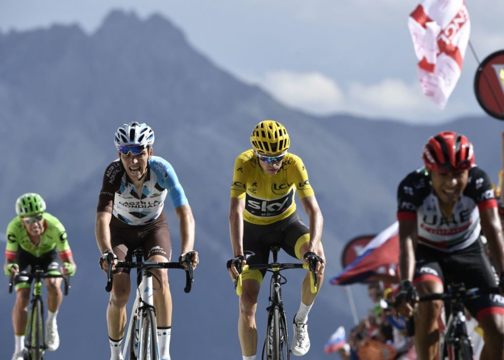 ANGREP HVERANDRE: Favorittene fulgte hverandre tett på col du Izoard. AFP PHOTO / PHILIPPE LOPEZ