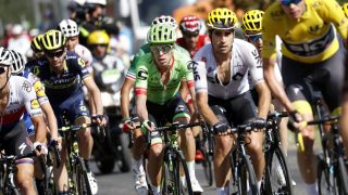 VANSKELIGE Å TA KNEKKEN PÅ: Rigoberto Uran (i midten) synes det er vrient å sykle mot Team Sky. EPA/GUILLAUME HORCAJUELO