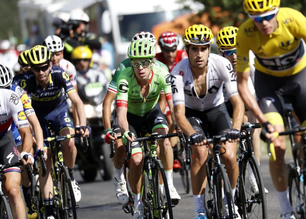 VANSKELIGE Å TA KNEKKEN PÅ: Rigoberto Uran (i midten) synes det er vrient å sykle mot Team Sky. EPA/GUILLAUME HORCAJUELO